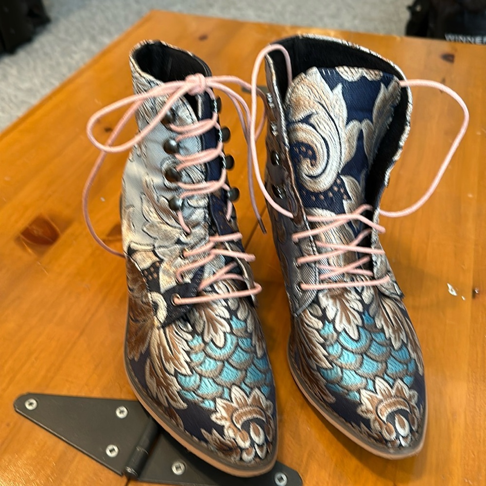 Gorgeous cloth booties size 8 (39)